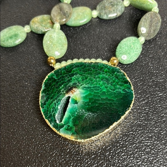 Stunning Green Geode Pendant Gemstone Beaded Necklace - Picture 8 of 9